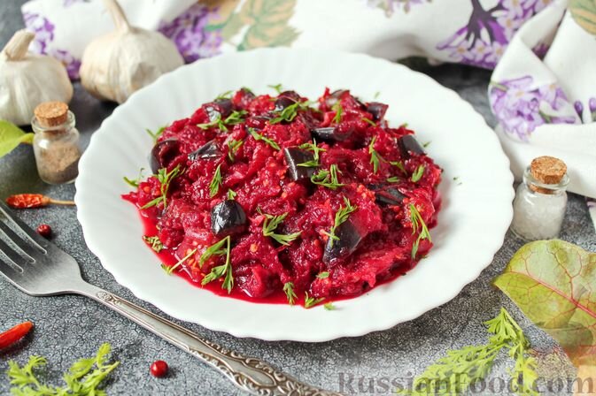 баклажаны, свекла, лук репчатый, чеснок, масло растительное, соль, перец чёрный молотый, зелень петрушки