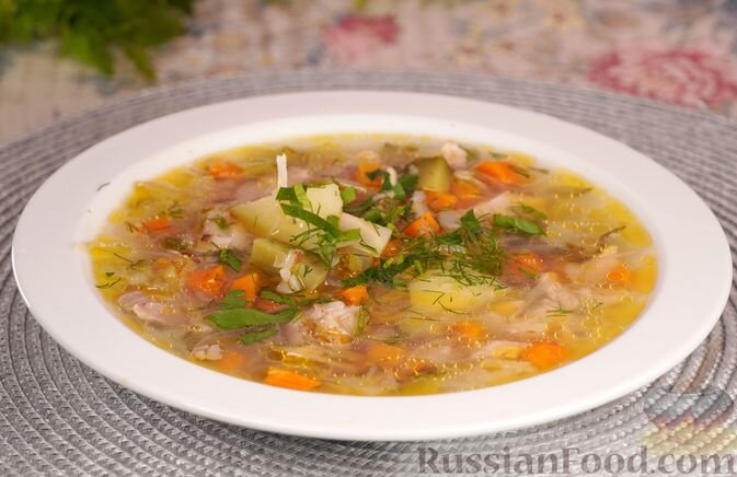 куриные бедра, крупа гречневая, капуста квашеная, огурцы солёные, картофель, корень сельдерея, морковь, лук репчатый, масло растительное, соль, перец чёрный молотый, лавровый лист, перец душистый горошком, зелень