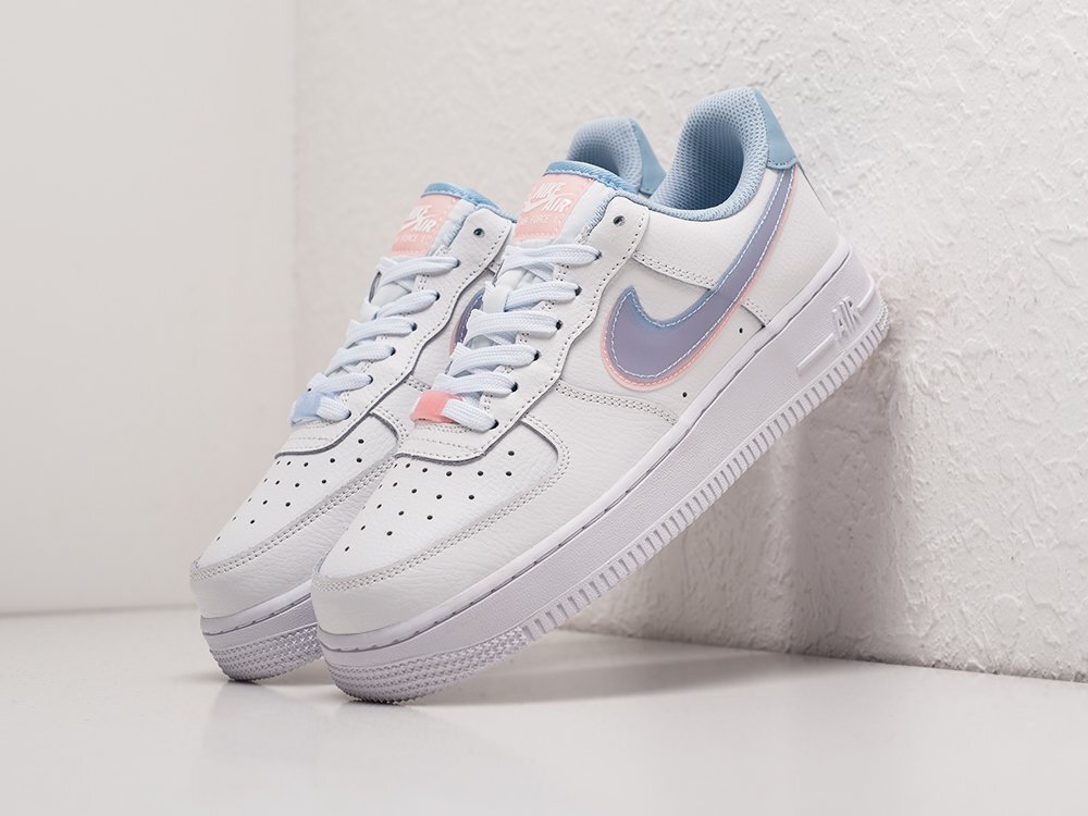 На фото женская модель Nike Air Force 1 Lv8