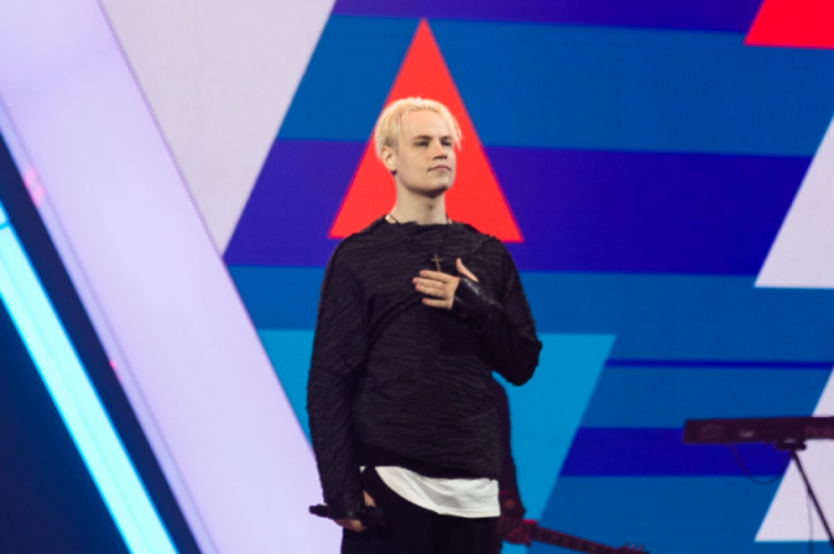    SHAMAN вручил цветы бойцу UFC за выход на поединок под песню «Я русский»