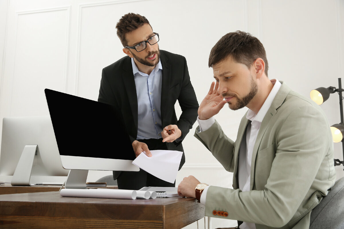 отказался от должности