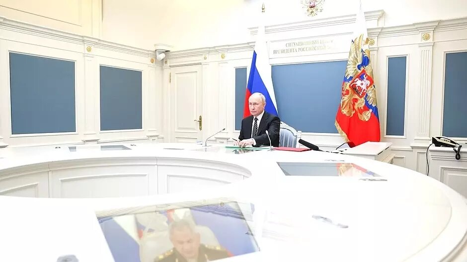     Вчера Владимир Путин руководил тренировкой с силами и средствами наземной, морской и авиационной составляющих сил ядерного сдерживания. Состоялись пуски баллистических и крылатых ракет, сообщает сайт Кремля.