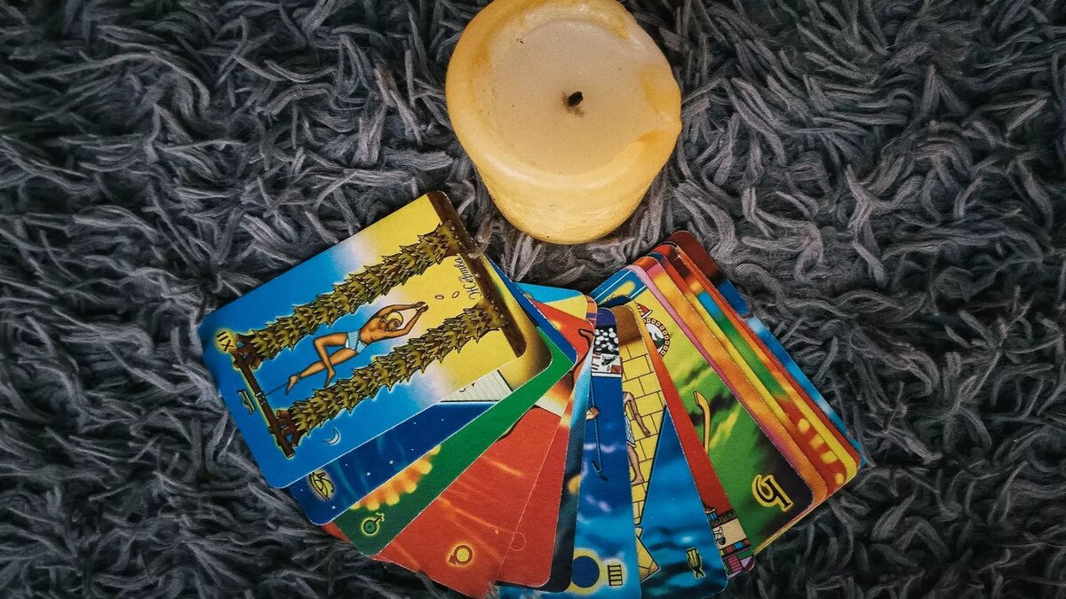     Почти половина — 45% — участников опроса рассказали, что периодически обращаются к разным предсказательным практикам, например, Таро, астрология и т. д., чтобы узнать будущее.