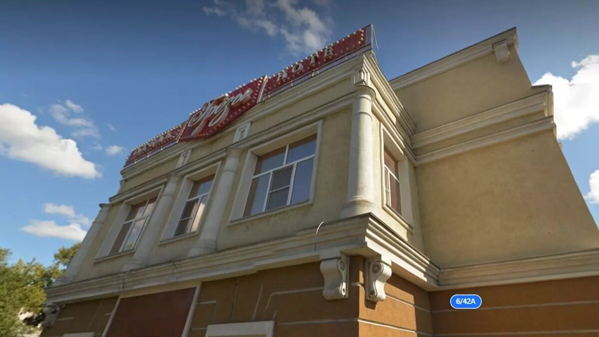     В отеле 19 номеров, есть кухня с банкетным залом, сауна и хамам с бассейном.