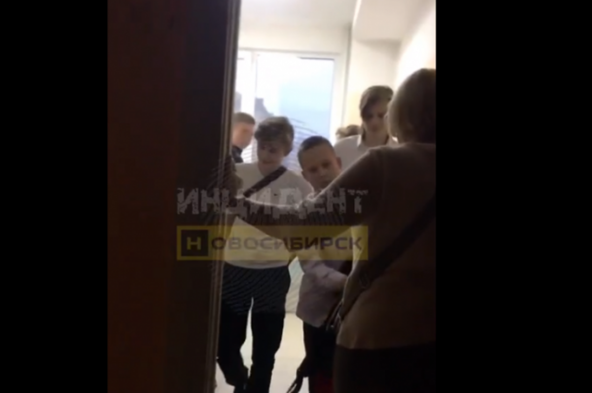    В Новосибирске учительница обыскала детей в туалете в поисках вейпа