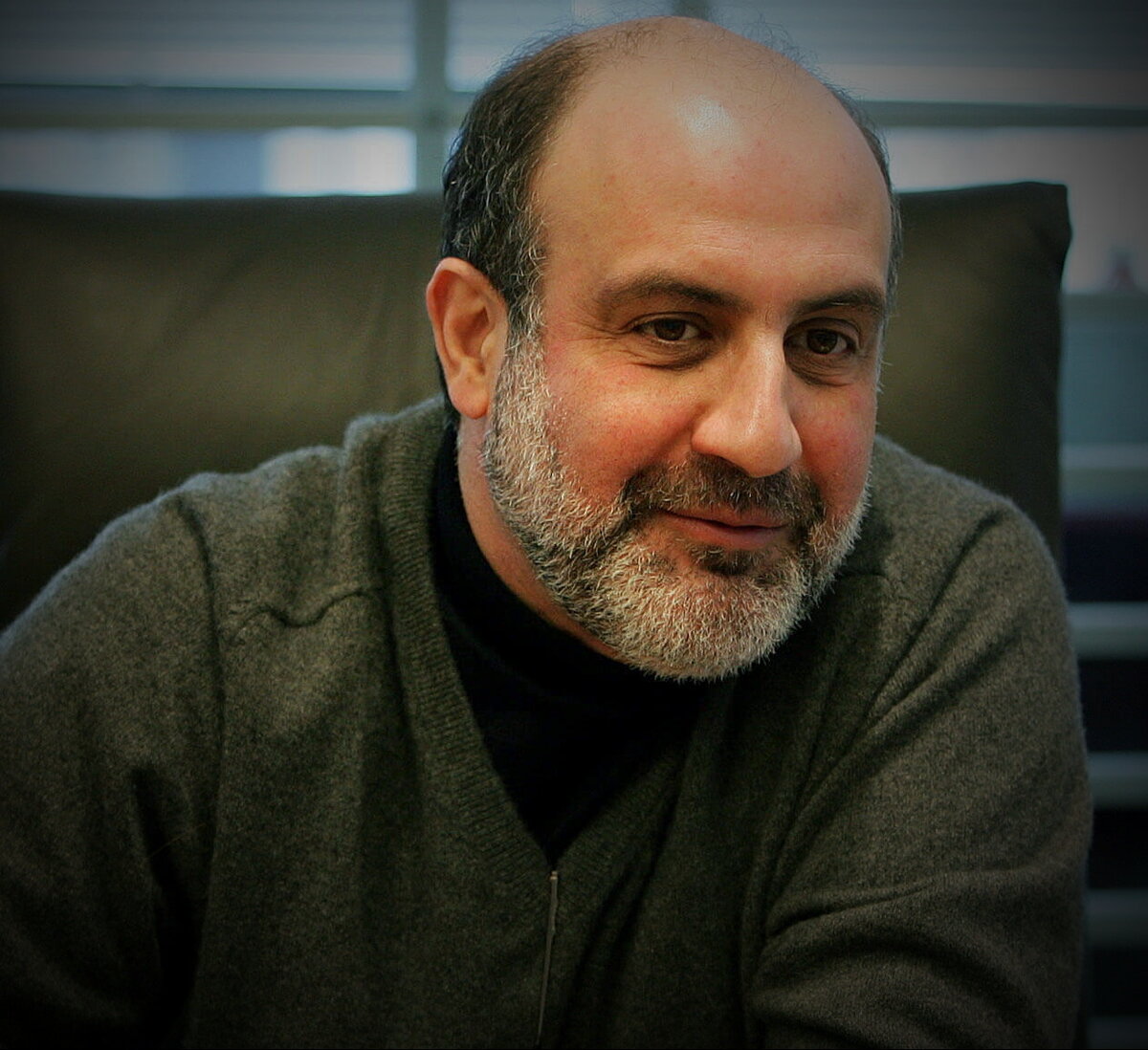 Нассим Николас Талеб — это величайший мастер мысли и слова, создающий фантастические и одновременно абсолютно реальные интеллектуальные конструкции и механизмы, которые не теряют в силе и способности вдохновлять и побуждать даже в самом отвратительном переводе…