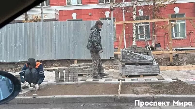     В Красноярске на Мира место, где было здание кафе «Кантри», снова огородили забором.