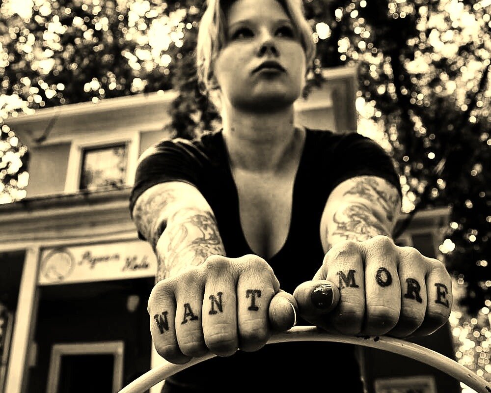 want more - "хочу большего".  Фото Эллен Марк