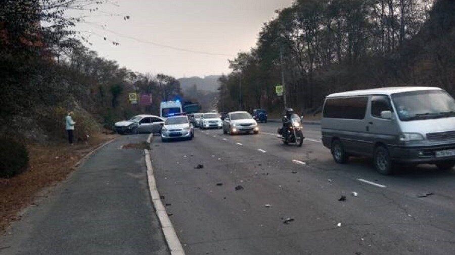     В Находке пьяная девушка за рулём Nissan Primera вылетела на встречную полосу на Находкинском проспекте и повредила несколько автомобилей.