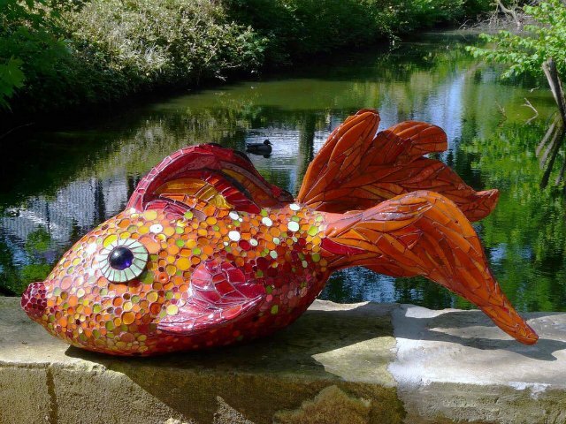 Золотая рыбка у пруда