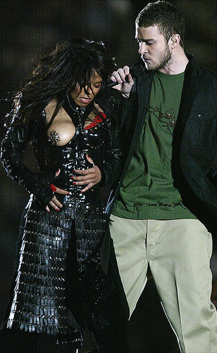 Один из самых популярных запросов в истории поисковика был связан с платьем Versace, которое Дженнифер Лопес надела на церемонии Grammy в 2000 году.-2
