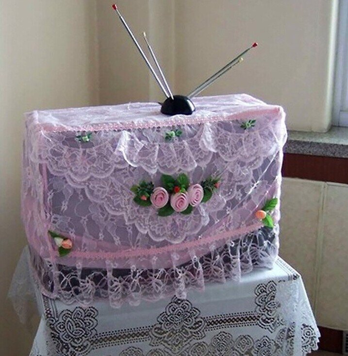 В некоторых семьях телевизор стоит для мебели. Фото Яндекс.Картинки.