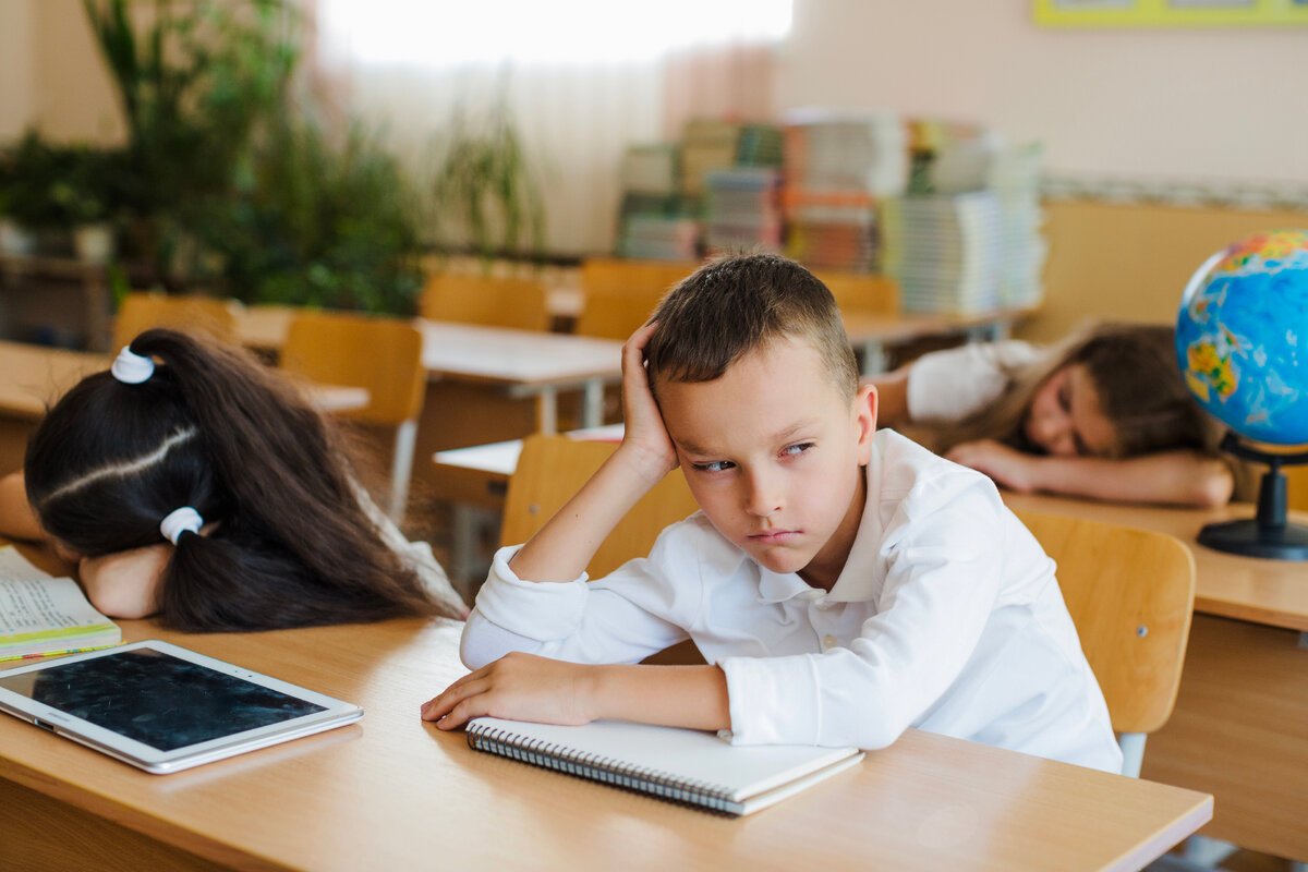 источник фото: Изображение от <a href="https://ru.freepik.com/free-photo/boy-sitting-in-classroom-looking-away_1250228.htm#query=%D1%80%D1%81%D1%81%D1%82%D1%80%D0%BE%D0%B5%D0%BD%D0%BD%D1%8B%D0%B9%20%D1%83%D1%87%D0%B5%D0%BD%D0%B8%D0%BA%20%D1%88%D0%BA%D0%BE%D0%BB%D1%8B&position=0&from_view=search&track=ais">Freepik</a>