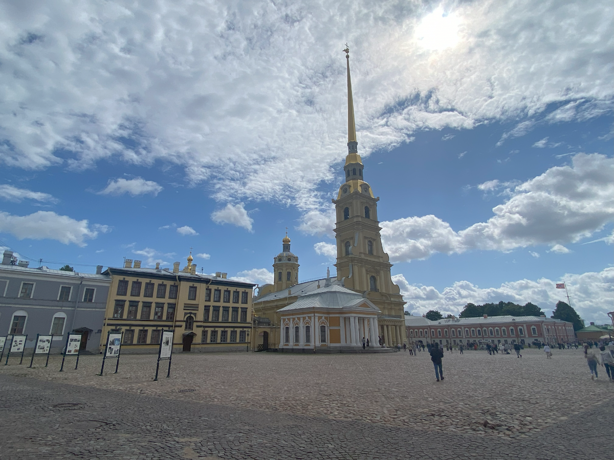 Фото автора: Петропавловский собор и Ботный дом на Соборной площади.