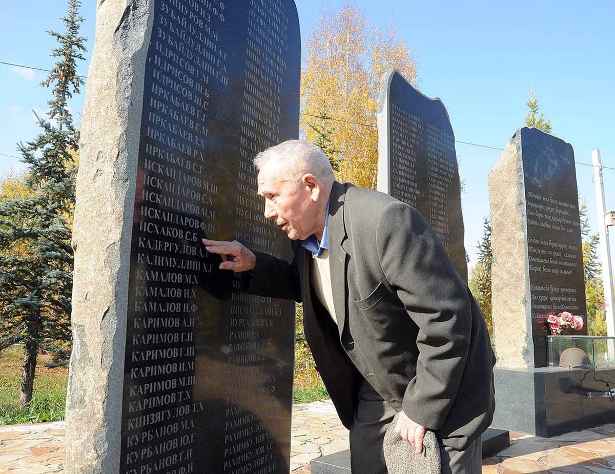 Так Фатхулла Исхаков «встретил» спустя 82 года старшего брата — на воинском мемориале. Фото: Ринат РАЗАПОВ