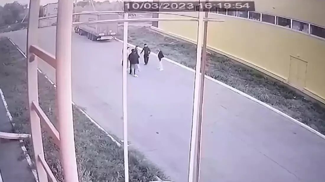 Казахстан девушки избили. Нападения на человека в долинске. В клинцах избили парня. Избили мужчину в хабаровске. Салтанат избиение показать.
