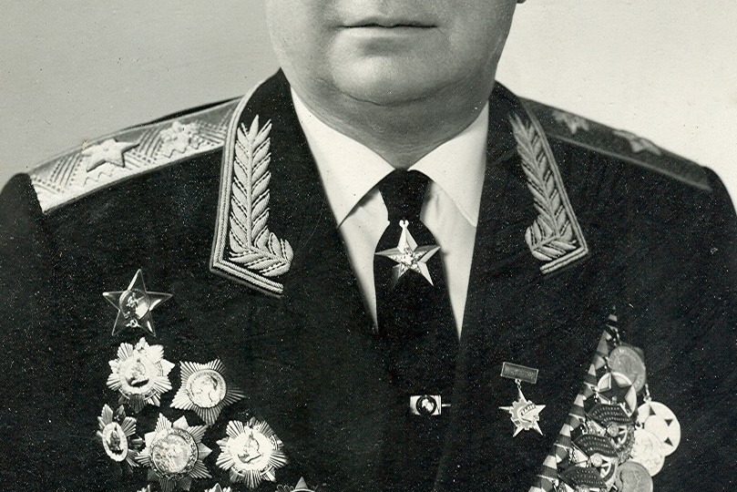 Кавалер шести орденов Красного Знамени – маршал войск связи А. И. Леонов.