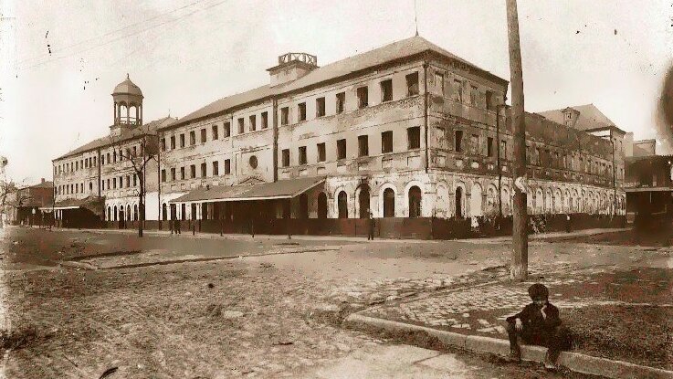 Здание на пересечении Декатур стрит и Эспланде авеню во Французском квартале. 