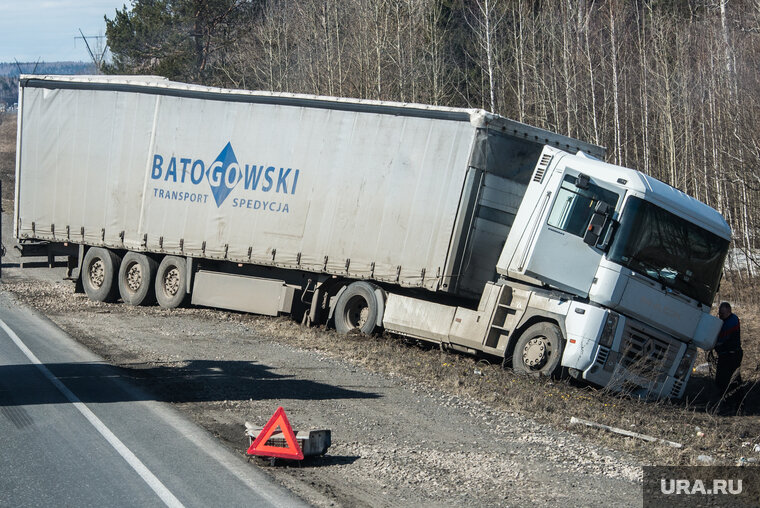    Большегруз вытаскивают на дорогу, движение других автомобилей остановлено (архивное фото)