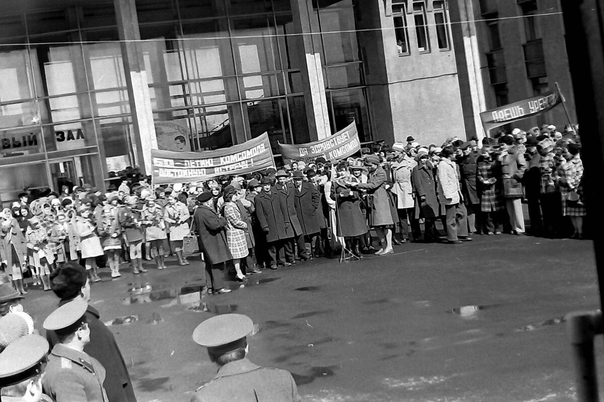 Встреча поезда «Молодогвардеец» на привокзальной площади  Тюмени, апрель 1978 года.