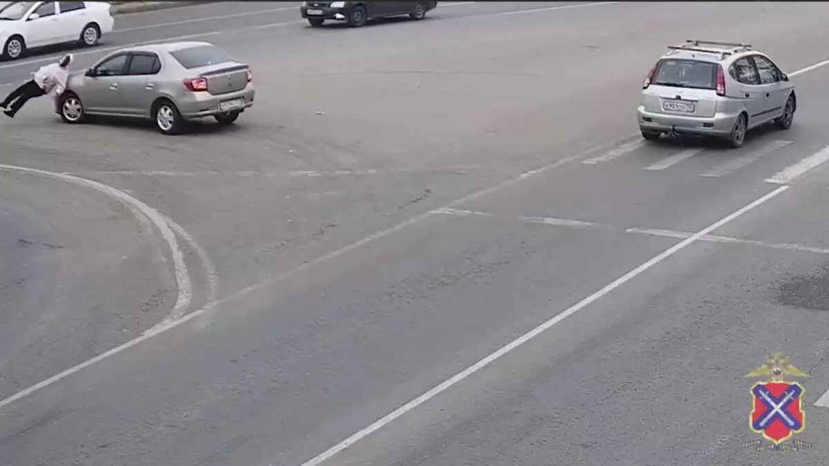     Легковушка сбила 74-летнюю женщину на островке безопасности в Краснооктябрьском районе Волгограда, сообщает региональная полиция.