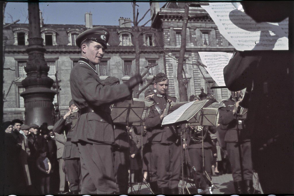 Фотографии 1942 года. Париж и Сталинград. Сравните | History Empires | Дзен