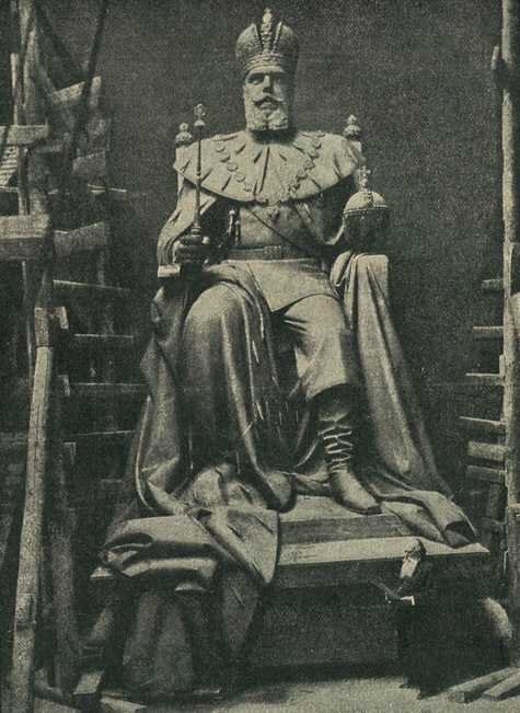 А.Опекушин у модели памятника в мастерской.