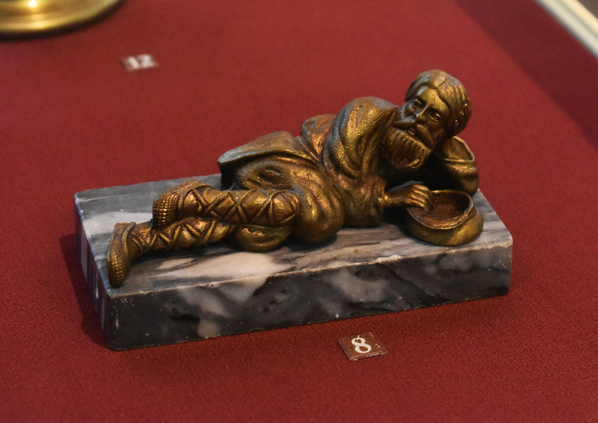 Статуэтка "Отдыхающий крестьянин". Россия. Перв. Пол. XIX в. Фото ЕИХМ