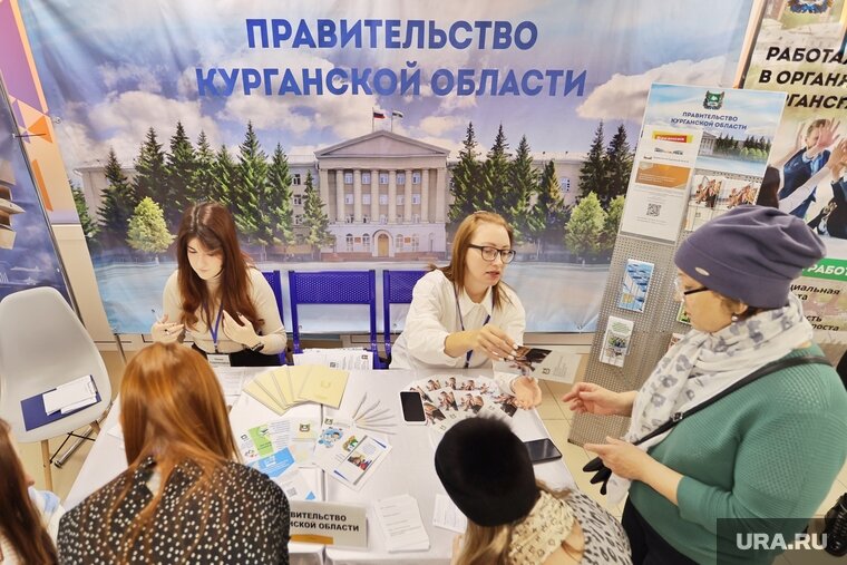   С актуальными вакансиями горожан знакомят представители правительства региона