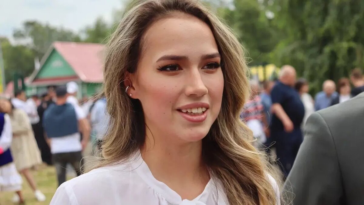     Олимпийская чемпионка 2018 года по фигурному катанию Алина Загитова пришла на балет в Большом театре. Она устроила фотосессию на лестнице, а позже кадрами поделилась со своими подписчиками в Telegram-канале.