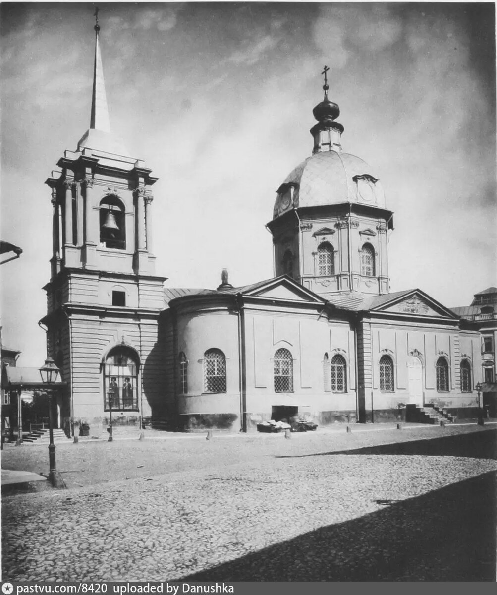 Церковь Бориса и Глеба значительно позже, в 1881 году. Она располагалась примерно над современным Арбатским тоннелем. Храм снесли в 1930 году. Одноимённая часовня, которая стоит в наше время около наземного вестибюля станции метро "Арбатская" Филёвской линии появилась только в 1997 году. Фото с сайта www.pastvu.com.