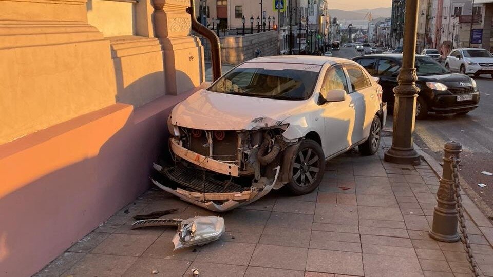     Что ни день, то ДТП, да одно глупее другого, иначе не скажешь. В этот раз очередной «зевака» за рулем каким-то образом врезался в стену здания в центре Владивостока.