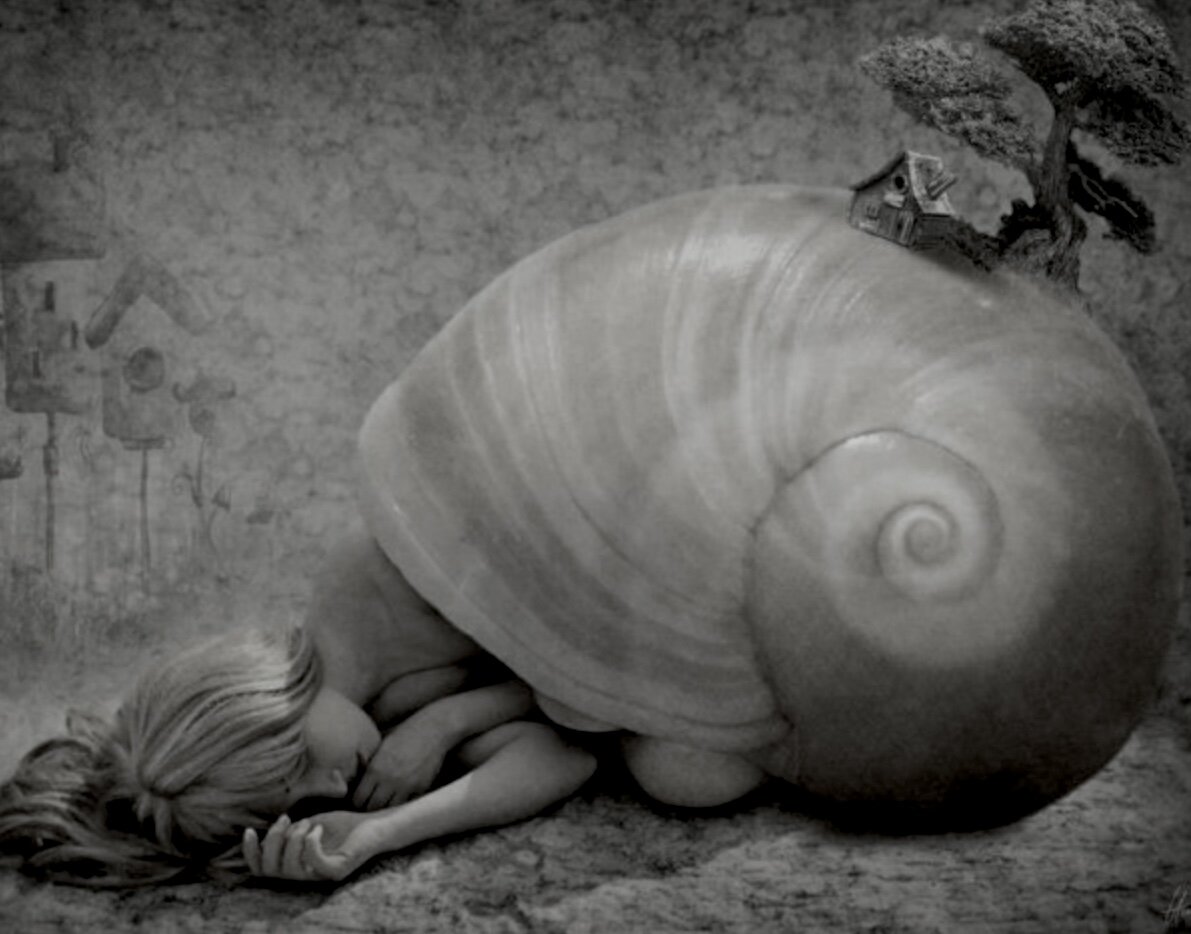 женщина улитка. дали улитка. женщина с ракушкой на голове. голова улитки. женщина улитка.