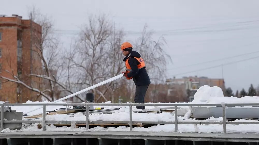     Ремонт кровли продолжается в школе №52 Ижевска, завершить работы должны до начала декабря.