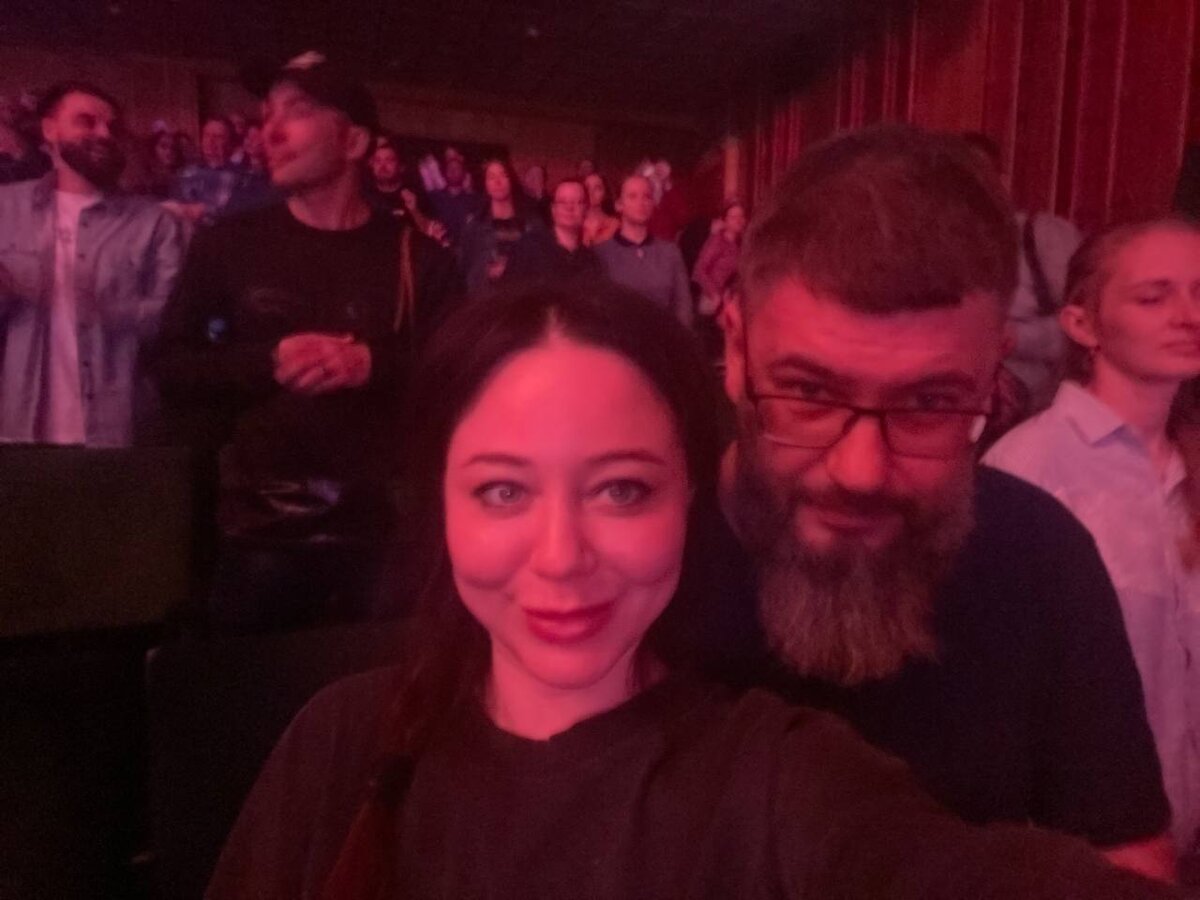 По фото видно, как весь концерт мне бьёт по глазам свет прожектора =)