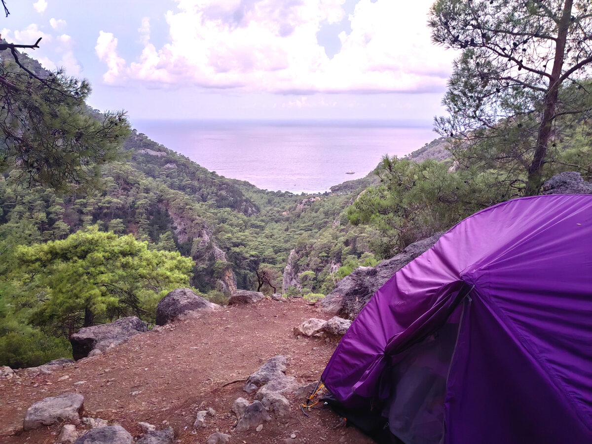 Идеальный вид из палатки. Ставила ее уже в темноте.