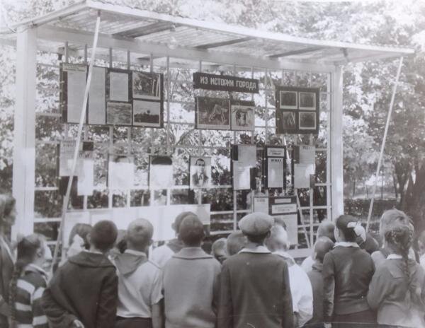 Выставка исторических документов при входе в городской парк. 1967 г.