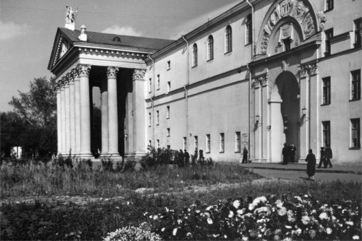    здание областного Театра драмы и филармонии. Калинин, 1954-1956 гг.