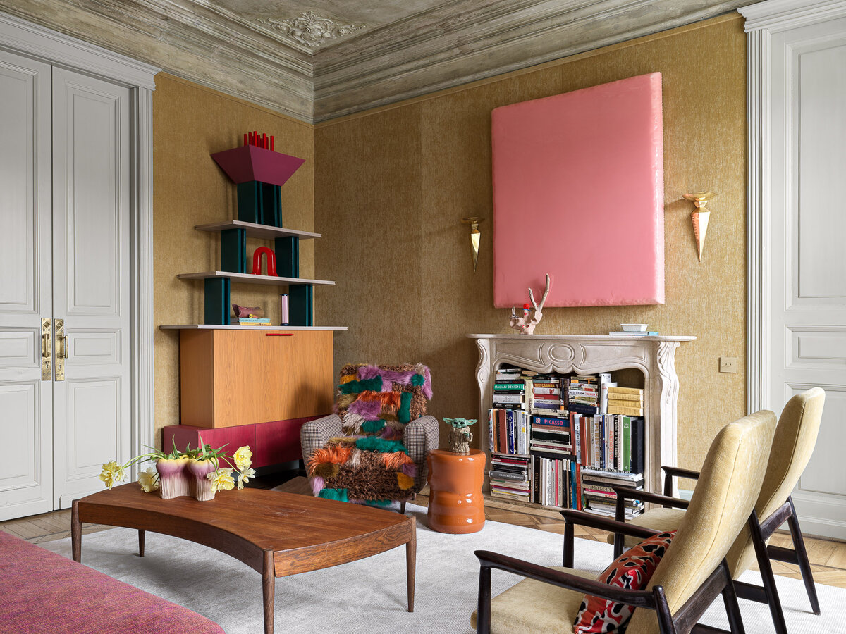 Гостиная. Винтажные кресла, деревянный журнальный столик Johannes Andersen, столик Serax и шкаф по дизайну хозяйки. Камин, как легко догадаться, не работает. 