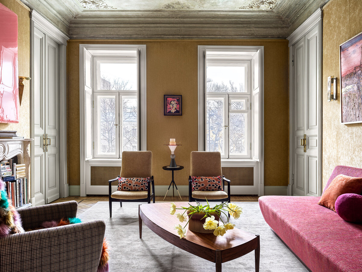 Окна горчично-розовой гостиной смотрят на Рождественский бульвар.