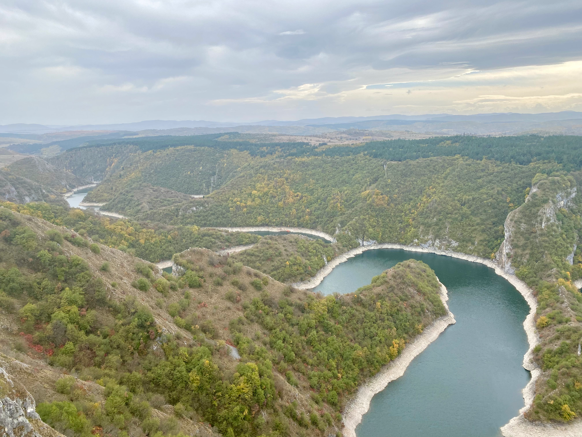 Здесь видно, что река, как змея, извивается между скал