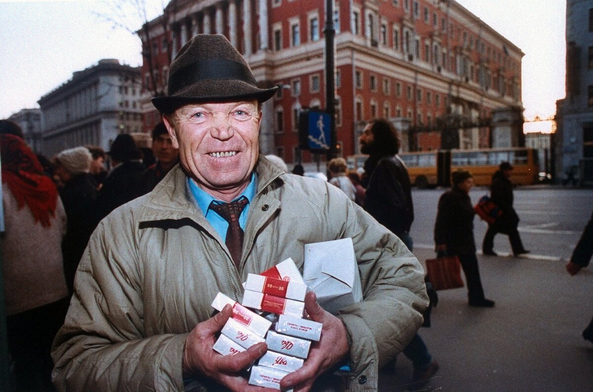 Счастливое лицо советского курильщика. 