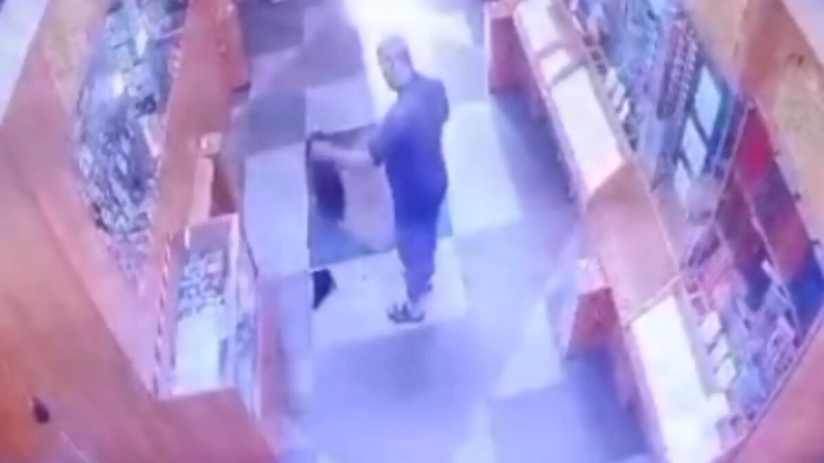     Мужчине, который раскидал останки барана в красноярском храме, назначили принудительное лечение в психоневрологическом диспансере.