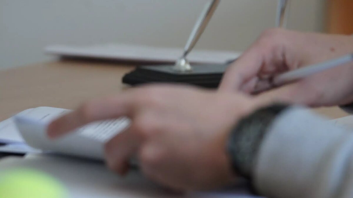    Глава Каракулинского района Удмуртии провел подозрительную, по мнению жителей, земельную сделку.