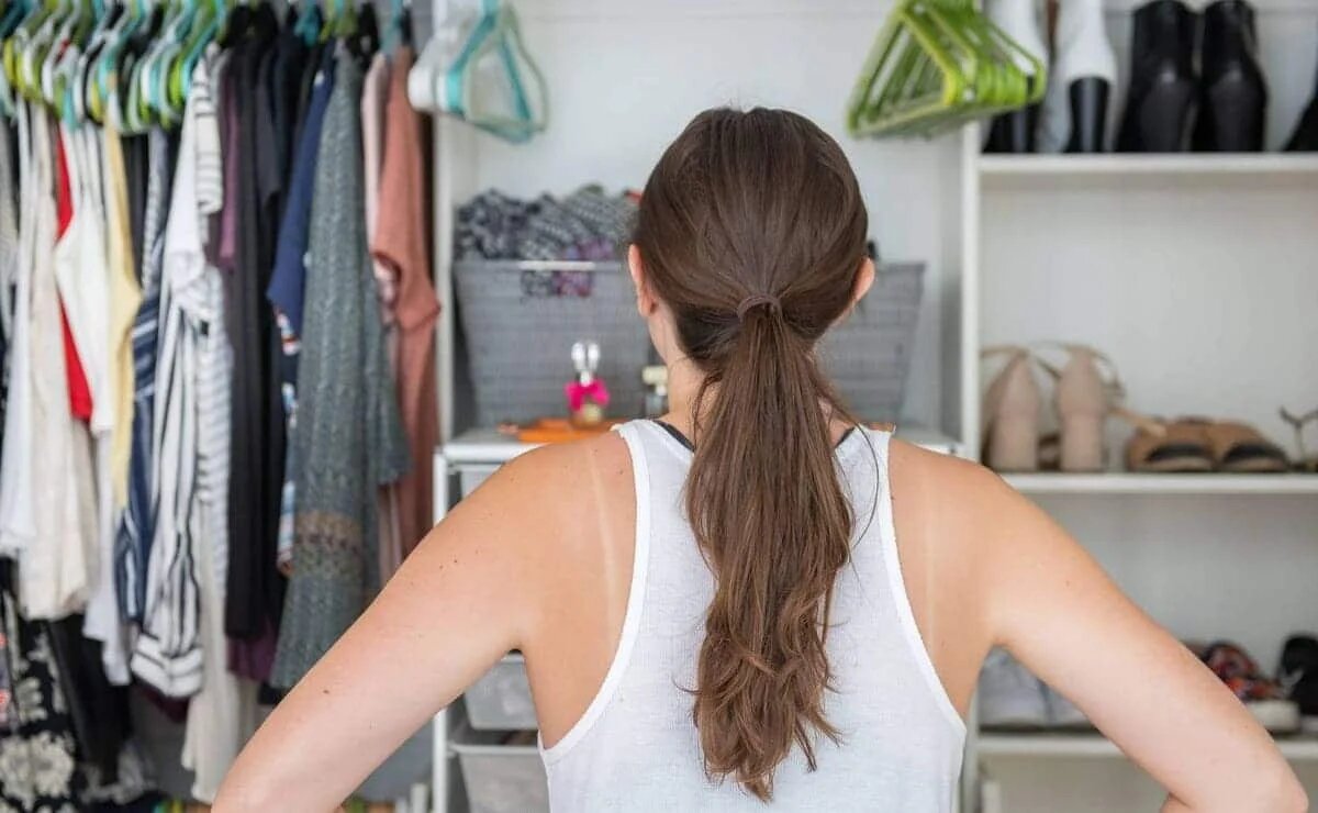 Рутинная одежда. Girls hang clothes in the Room. Girl on a Closet.