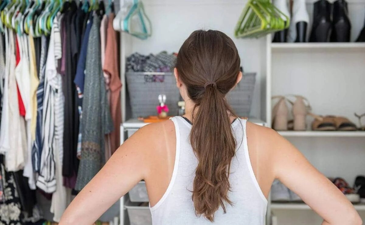 Проводить вещь. Рутинная одежда. Girls hang clothes in the Room. Girl on a Closet.