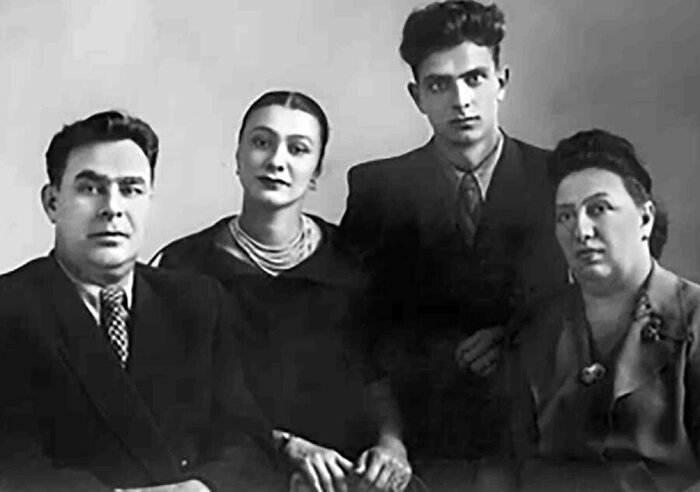 Леонид Брежнев с детьми и женой