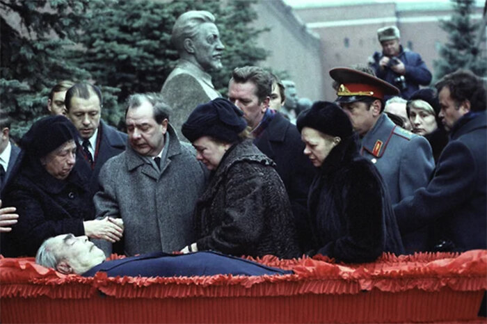 Слева направо: Вдова Виктория Петровна, сын Юрий, дочь Галина и супруга Юрия Людмила у гроба с телом Леонида Брежнева перед захоронением