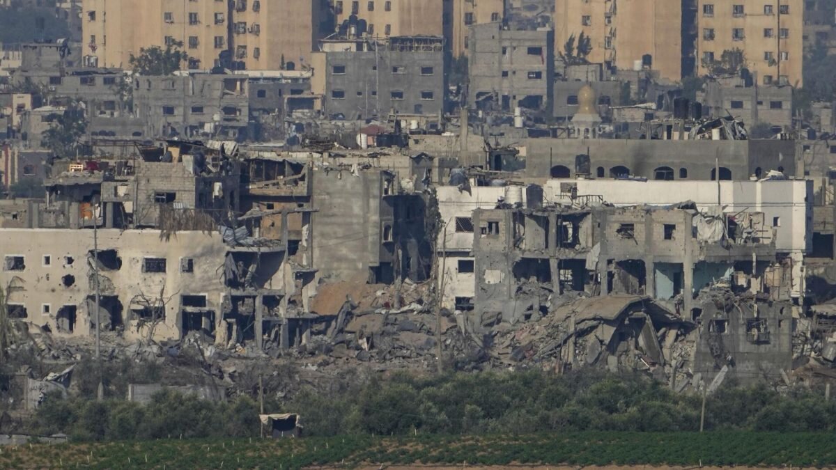    Разрушенные после израильских ударов дома на севере сектора Газа. Фото: AP Photo / Ariel Schalit Август Макаров