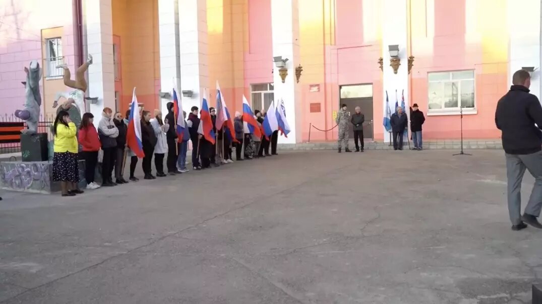     Власти города Свирска Иркутской области организовали торжественные проводы на СВО единственному добровольцу. В прощании приняли участие школьники с российскими флагами, звучал марш «Прощание славянки»